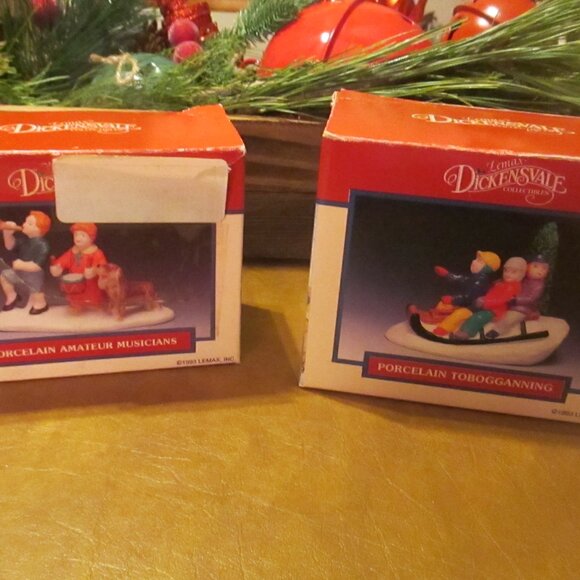 2 Lemax Dickensvale Christmas Village VTG 1993 Porcelain Musicians Dog Tobaggan - Picture 2 of 6